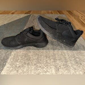 Nike Roshe One All Black Women’s Size 8